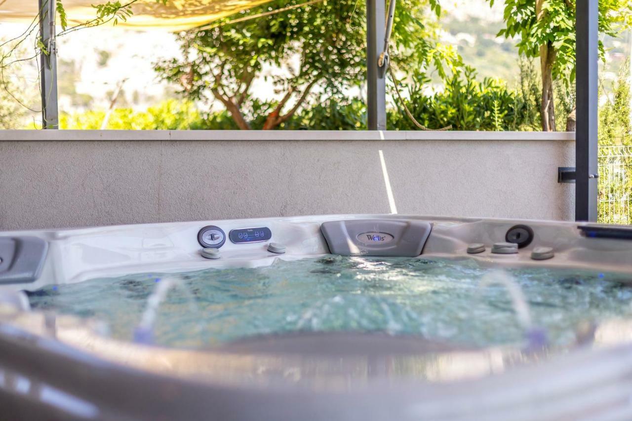Luxury Apartment With Hot Tub Omiš Buitenkant foto