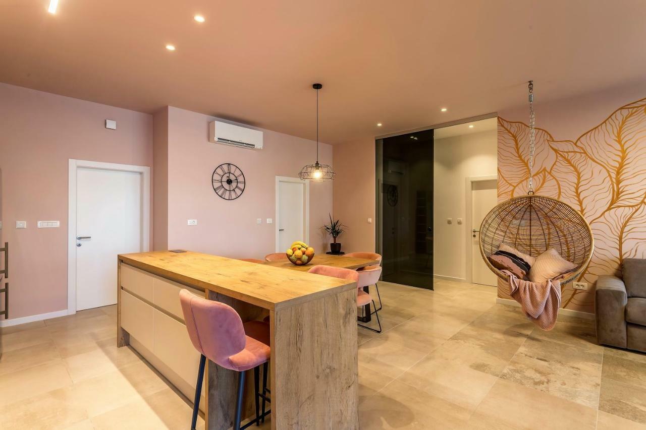 Luxury Apartment With Hot Tub Omiš Buitenkant foto