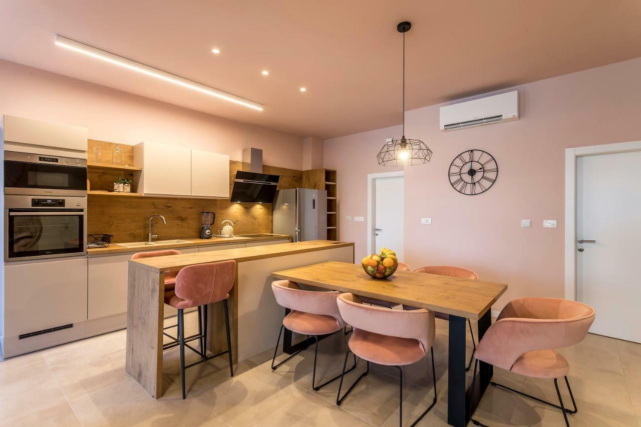 Luxury Apartment With Hot Tub Omiš Buitenkant foto